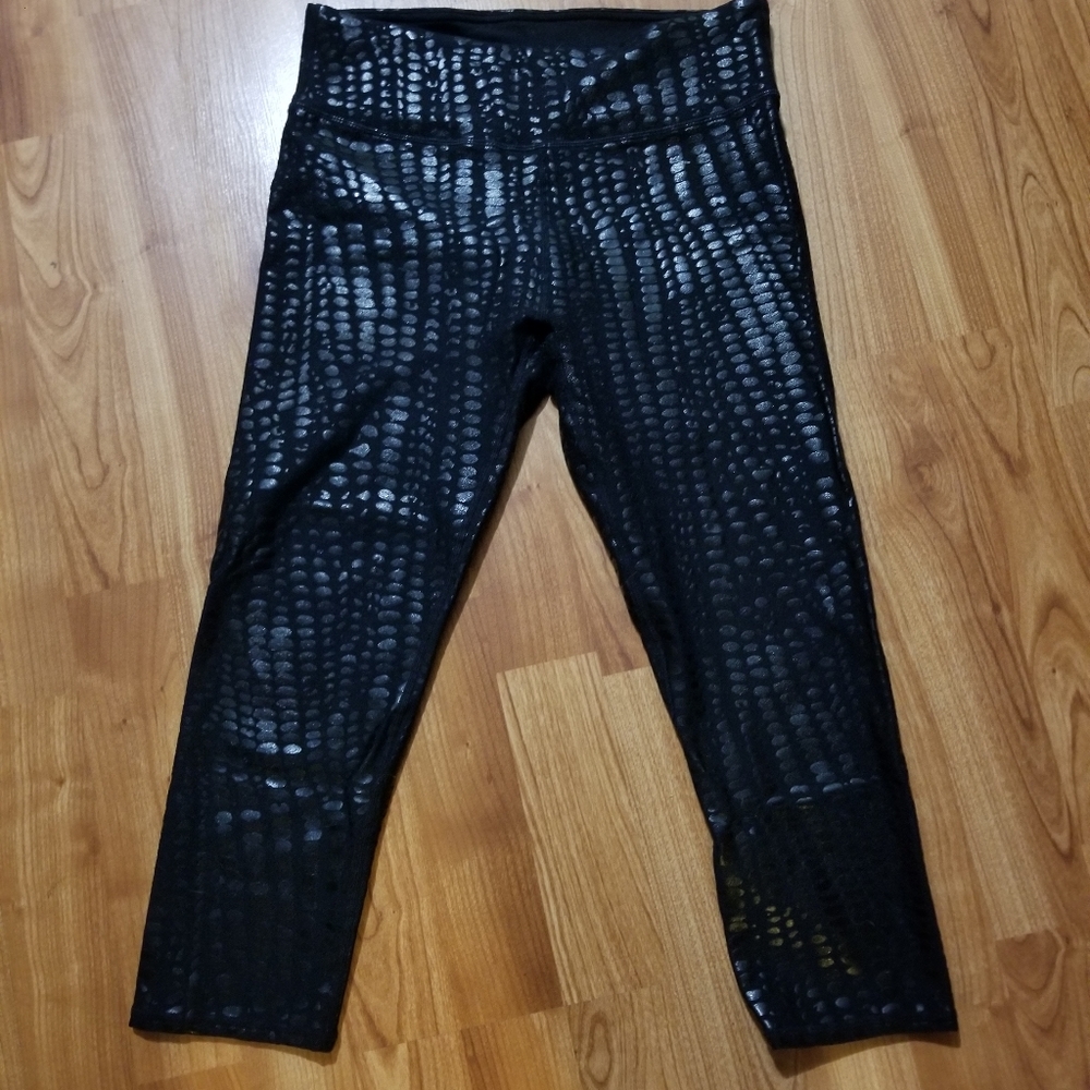 Fabletics black shiny capri M snake